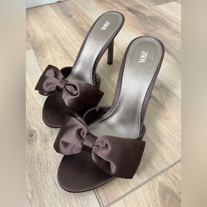 SATIN FINISH MAXI BOW HEELED SANDALS
BROWN size 39 or size 8 only worn once